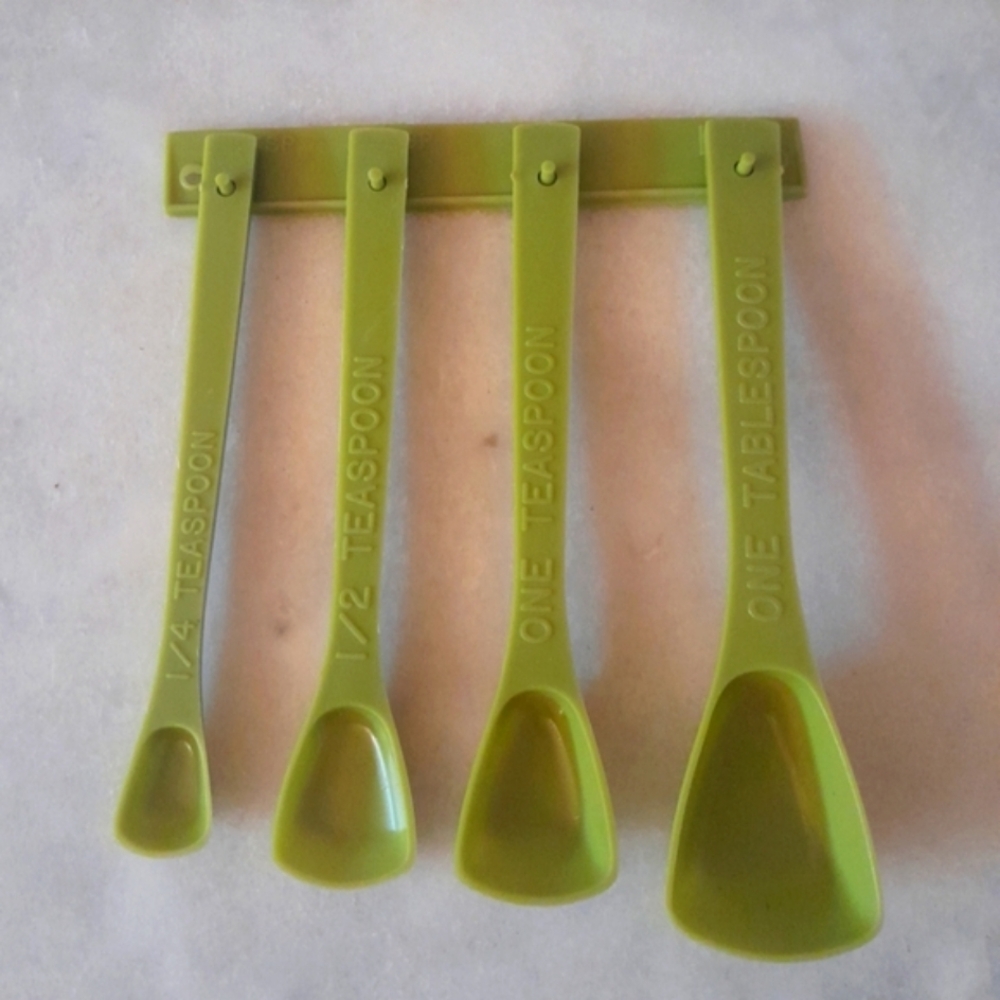 Vintage Lustro Ware Measuring Spoon Set Plastic Avocado Green 4 PC 1970s 70s